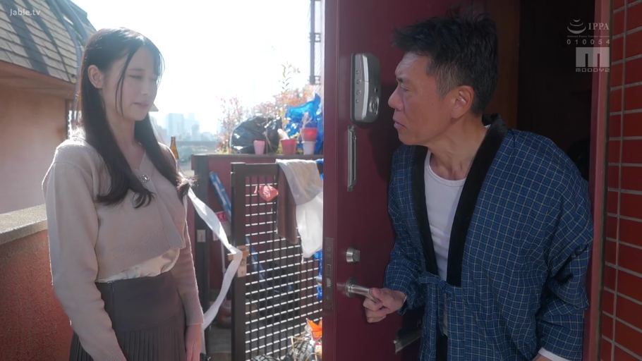 交谈 · 站立 · 中景 · 自然 · 睡袍 · 邻居 · 门 · 门口