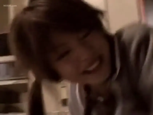 室内 · 俯身 · 脸部 · 便服 · 兴奋 · 模糊 · 大笑