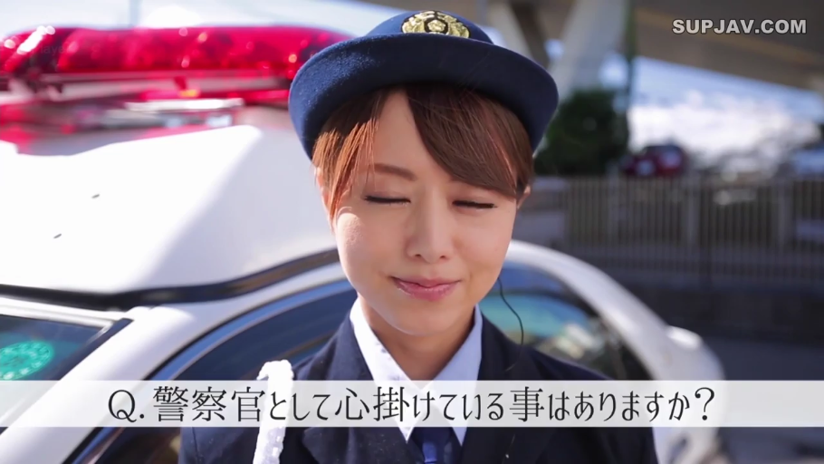 脸部特写 · 警察制服 · 户外 · 正面站立