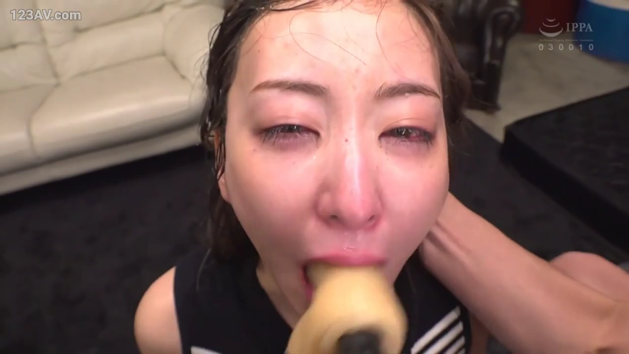 室内 · 脸部特写 · 口交 · 迷离 · 跪姿 · 假阳具 · 湿发 · 黑色无袖上衣