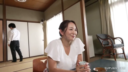 坐姿 · 和室 · 中景 · 微笑 · 茶杯 · 熟女 · 坐著 · 白色短袖上衣