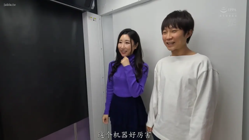 站立 · 字幕 · 全景 · 微笑 · 休闲服 · 访谈 · 影棚