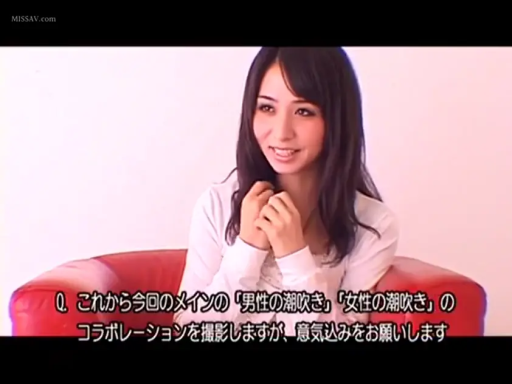 坐姿 · 微笑 · 面部特写 · 摄影棚 · 访谈 · 红色沙发 · 白色长袖 · 日文幕