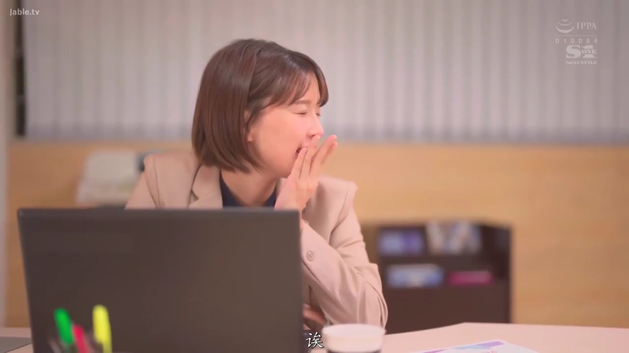 坐姿 · 面部 · 办公室 · 电脑 · 职业装 · 职场 · 惊讶 · 捂嘴