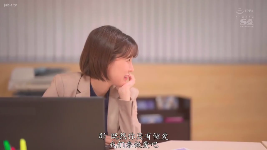 全身 · 弯腰 · 平静 · 工作服 · 晾衣架 · 阳台 · 日常 · 做家务
