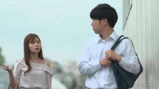 忧郁 · 全景 · 户外 · 散步 · 街头 · 步行 · 斜挎包 · 露肩衫