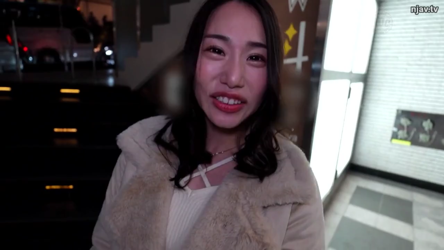 交谈 · 站立 · 微笑 · 面部特写 · 户外街道 · 街头采访 · 绒毛外套