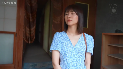 中景 · 站姿 · 短发 · 静止 · 冷淡 · 日式室内 · 单肩包 · 蓝色碎花裙