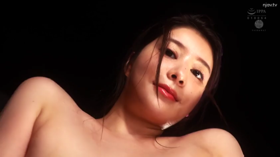 室内 · 面部 · 全裸 · 仰卧 · 妩媚 · 挑逗 · 低光