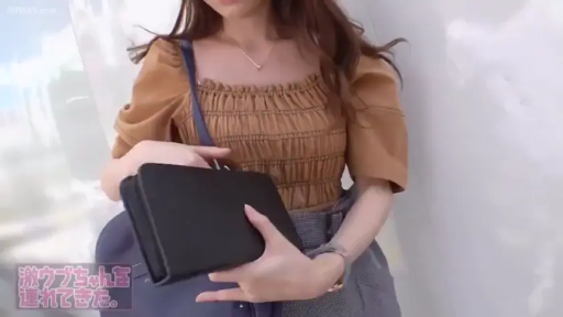 室内 · 站姿 · 胴体クローズアップ · 静寂 · 棕色褶皱上衣 · 整理钱包 · 黑色长款钱包 · 带文字字幕