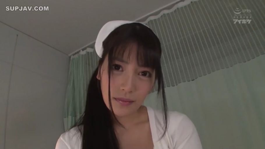 浴室 · 站立 · 微笑 · 裸体 · 洗澡 · 侧面上半身 · 磨砂玻璃门