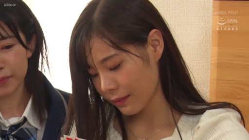 室内 · 低头 · 专注 · 侧脸特写 · 白色针织衫 · 黑发 · 扑克牌 · 看牌