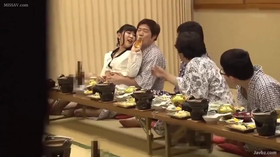 迷离 · 中景 · 饮酒 · 矮桌 · 白色套装 · 多人聚会 · 背后搂抱 · 和室宴会厅