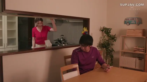 站姿 · 中景 · 平静 · 居家 · 餐桌 · 看手机 · 餐厅 · 休闲服