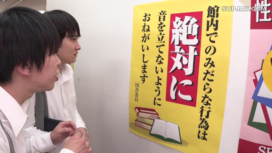 室内 · 严肃 · 站立 · 中景 · 椅子 · 餐厅 · 正装 · 拉扯