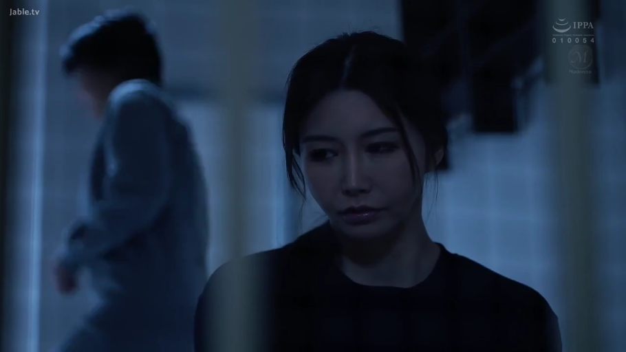 交谈 · 脸部特写 · 办公室 · 站立 · 微笑 · 职业装 · 工牌 · 职场剧情