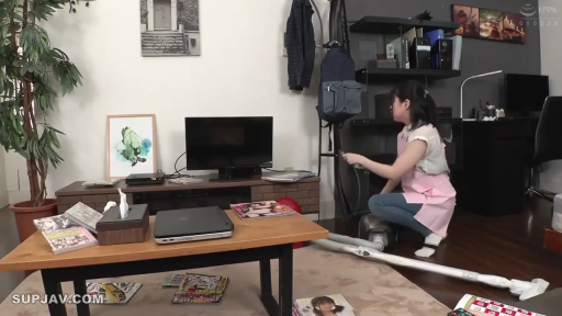 集中 · 全景 · リビング · 跪き姿勢 · 居家 · ピンクのエプロン · 打扫 · 吸尘器