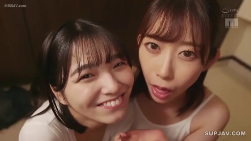 室内 · 面部 · 微笑 · 二人 · 白色吊帯 · 俯视 · 开心的