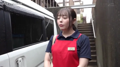 中景 · 站姿 · 凝视 · 平淡 · 围裙 · 工牌 · 素人风格 · 户外巷道