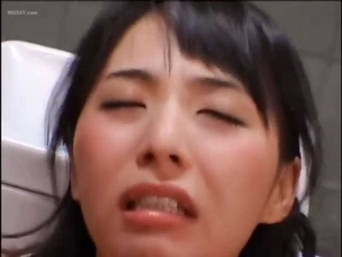 室内 · 胸部特写 · 站立 · 巨乳 · 摆拍 · 露乳背心 · 笑容 · 润滑油