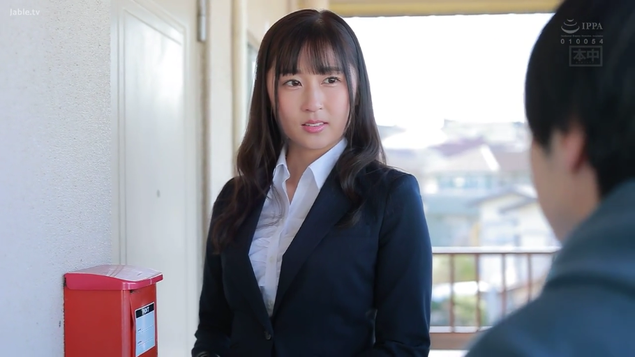 严肃 · 站姿 · 职业装 · 走廊 · 对视 · 上半身 · 长发 · 信箱