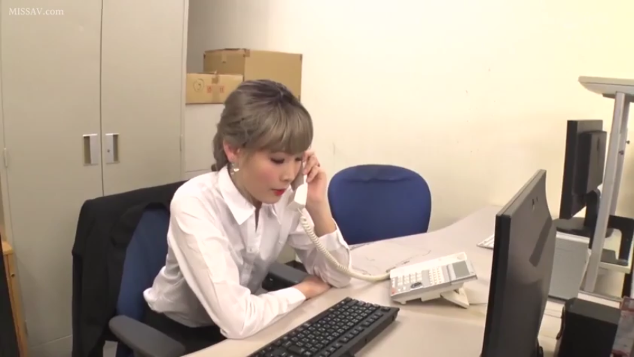 坐姿 · 嚴肅 · 办公室 · 白襯衫 · 打電話 · 办公电话 · 半身照 · 职场女郎