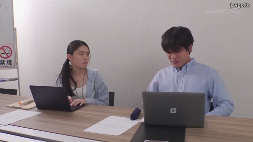 坐姿 · 严肃 · 办公室 · 中景 · 休闲装 · 笔记本电脑 · 办公