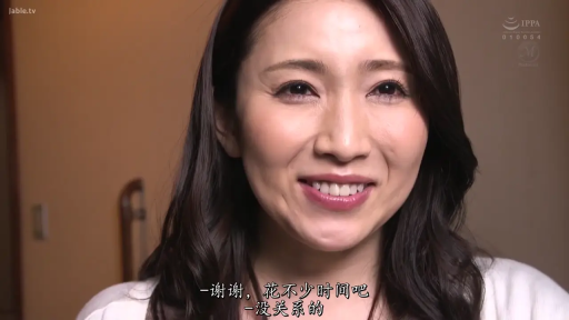 Indoor · Conversation · Smile · 面部特写 · White top · Chinese subtitles · 侧头