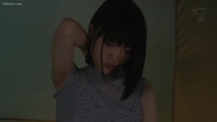 室内 · 上半身特写 · 整理头发 · 神情迷离 · 暗光环境 · 无袖蕾丝上衣 · 抬起单臂