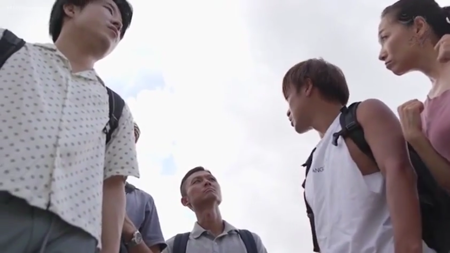 严肃 · 站立 · 休闲装 · 户外 · 仰视 · 背包 · 对峙