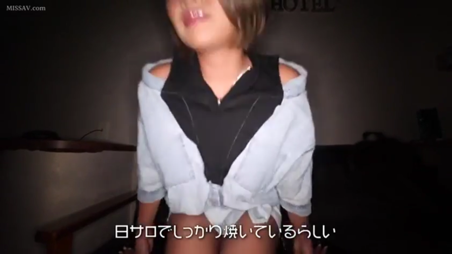 室内 · 胸部特写 · 站立 · 平静 · 抚摸胸部 · 中文字幕 · 白衬衫与蕾丝内衣