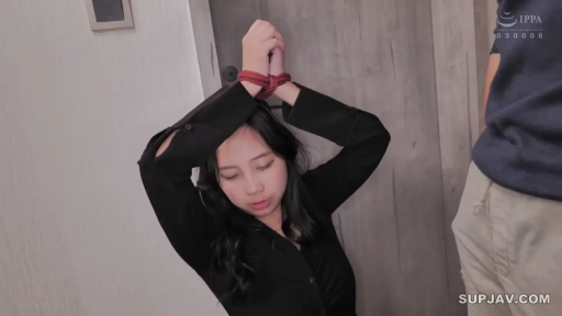 室內 · 捆绑 · 紅繩 · 上半身特寫 · 剧情类 · 黑色襯衫 · 神情呆滞 · 双手举起