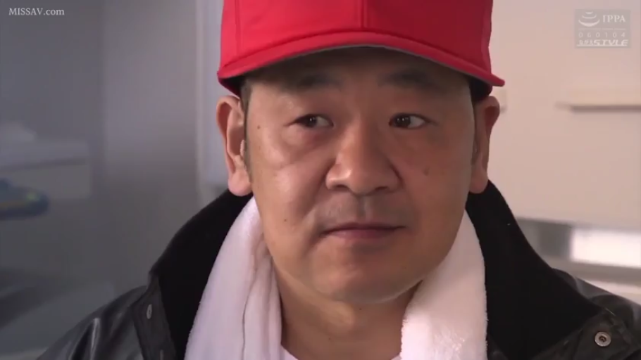 室内 · 坐姿 · 严肃 · 脸部特写 · 注视 · 中年男性 · 红色帽子