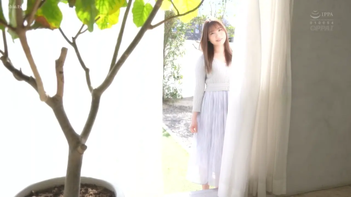 Close-up of the face · Sweet · Stand · Smile · Outdoor · 清纯 · 浅色针织衫