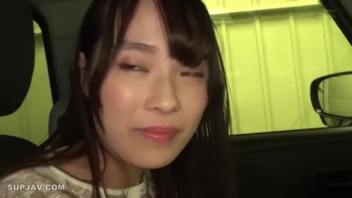 坐姿 · 面部 · 微笑 · 白色上衣 · 注视 · 特写 · 车内 · 车座