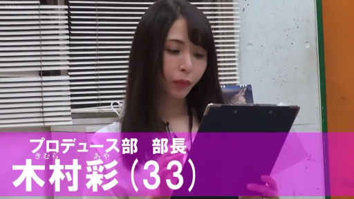 专注 · 办公室 · Stand · Medium shot · Business attire · 文件夹 · Asian women · 工作中