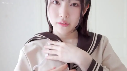 室内 · 坐姿 · 交谈 · 字幕 · 平静 · 半身 · 休闲服 · 访谈
