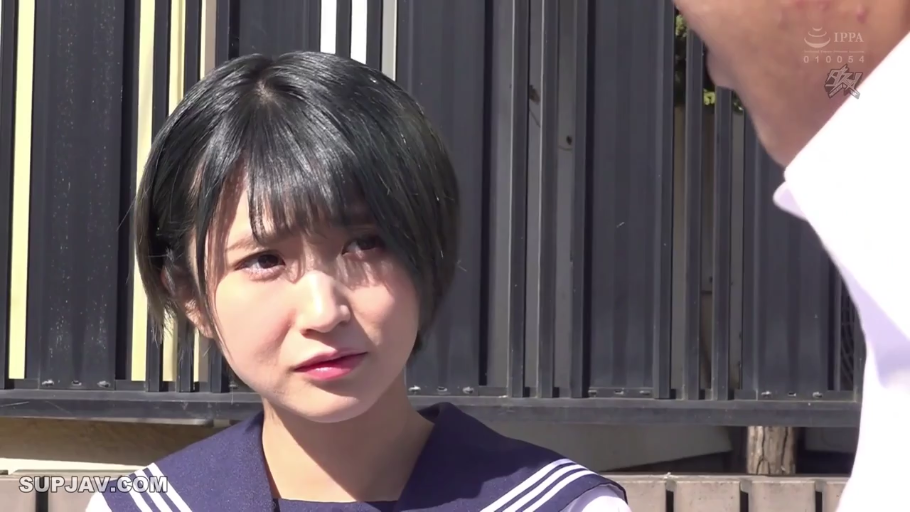 忧郁 · 站立 · 面部特写 · 对视 · 户外 · 水手服 · 短发