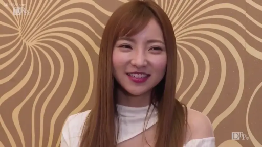 室内 · 悦楽 · 顔のクローズアップ · 棕色长发 · 正面姿势 · 微笑看镜头 · 白いオフショルダートップ