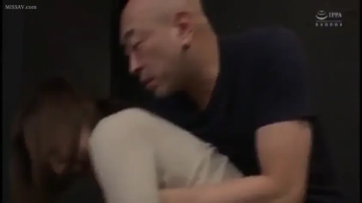 专注 · 卧室 · 拥抱 · 半身 · 休闲装 · 剧情 · 搂抱