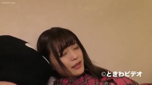 室內 · 迷離 · 枕頭 · 面部特寫 · 长发 · 躺卧 · 休息 · 红格子衬衫