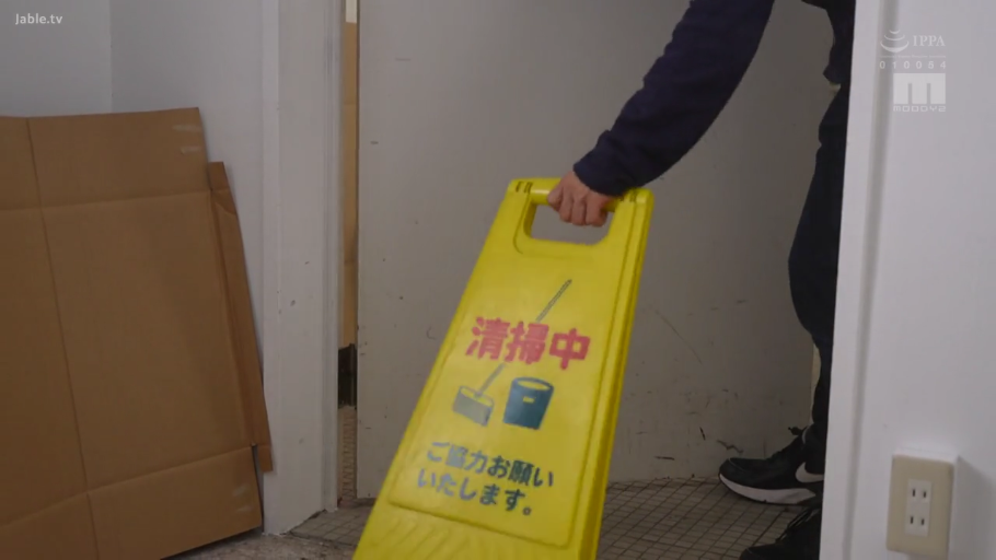 严肃 · 教室 · 站立 · 讲课 · 黑板 · 职业套装 · 头部特写 · 教师设定