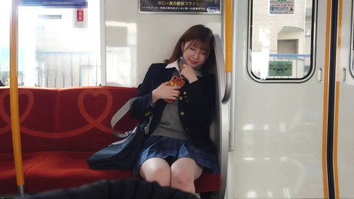 脸部 · 甜美 · 卧室 · 居家 · 趴卧 · 搂抱 · 条纹毛绒睡衣 · 粉猪公仔