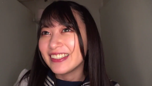 室内 · 面部 · 站立 · 微笑 · 注视镜头 · 大特写 · 学生装