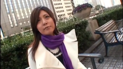 站立 · 微笑 · 半身 · 屋外 · 看向镜头 · マフラー · 街拍 · 白色大衣