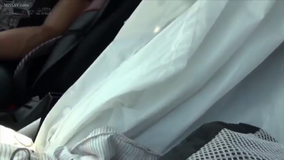 坐姿 · 乘车 · 车内 · 便装 · 俯拍 · 安全带 · 局部