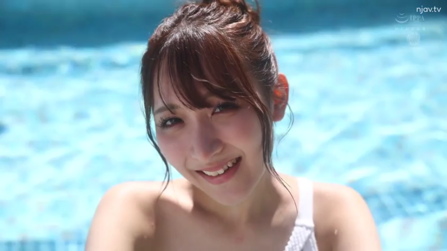 全身 · 卧室 · 享受 · 床 · 抚摸 · 半裸 · 分腿坐