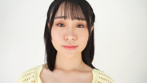 室内 · 脸部特写 · 平静 · 注视 · 正面 · 黄色针织衫