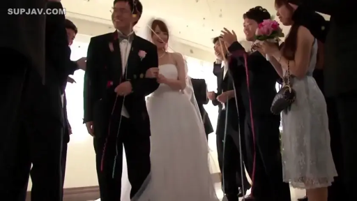 プロット · 喜悦 · ウェディングドレス · 婚礼现场 · 捧花 · 步行 · 结婚