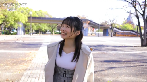 站立 · 户外 · 笑容 · 走路 · 休闲秋装